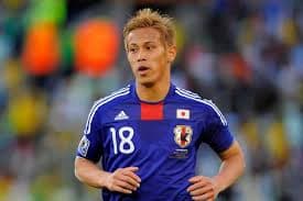 サッカーを練習する子ども
