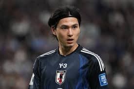 サッカーを練習する子ども
