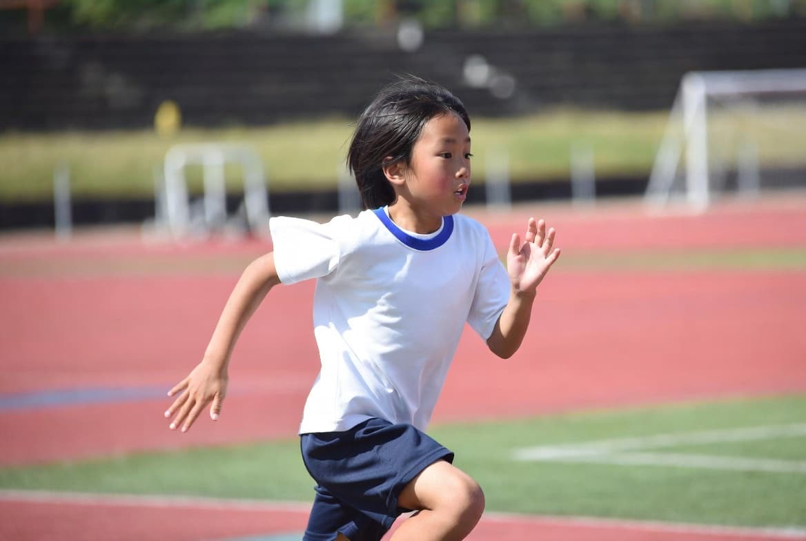 子供が走っている